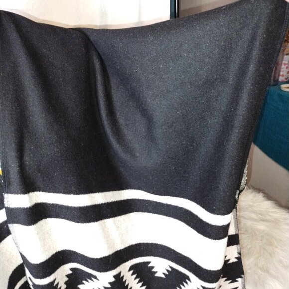 Gap Poncho wrap Aztec and mid-western print OS wrap. - Picture 2 of 5